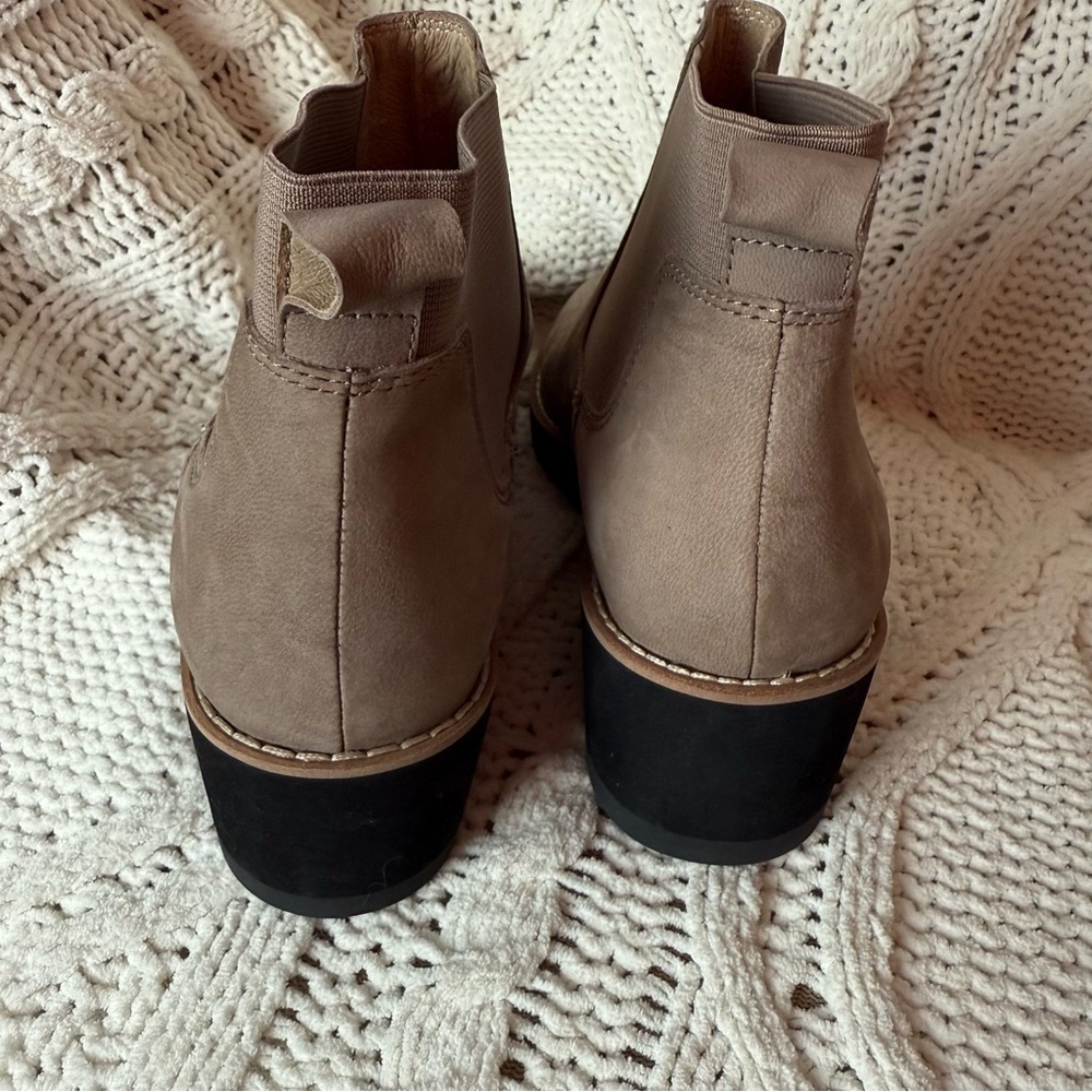 Eileen Fisher Luv Wedge Chelsea Bootie in taupe nubuck leather Size 7 - Picture 3 of 5